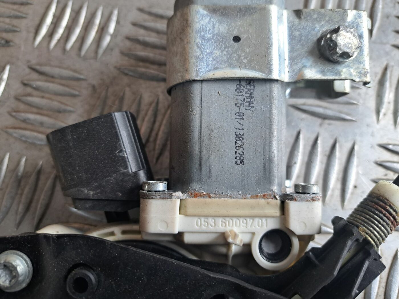 Stikla pacelšanas mehānisms priekšējais kreisais priekš BMW 525 E60 2004 BLACK 3 Stikla pacelšanas mehānisms priekšējais kreisais priekš BMW 525 E60 2004 BLACK