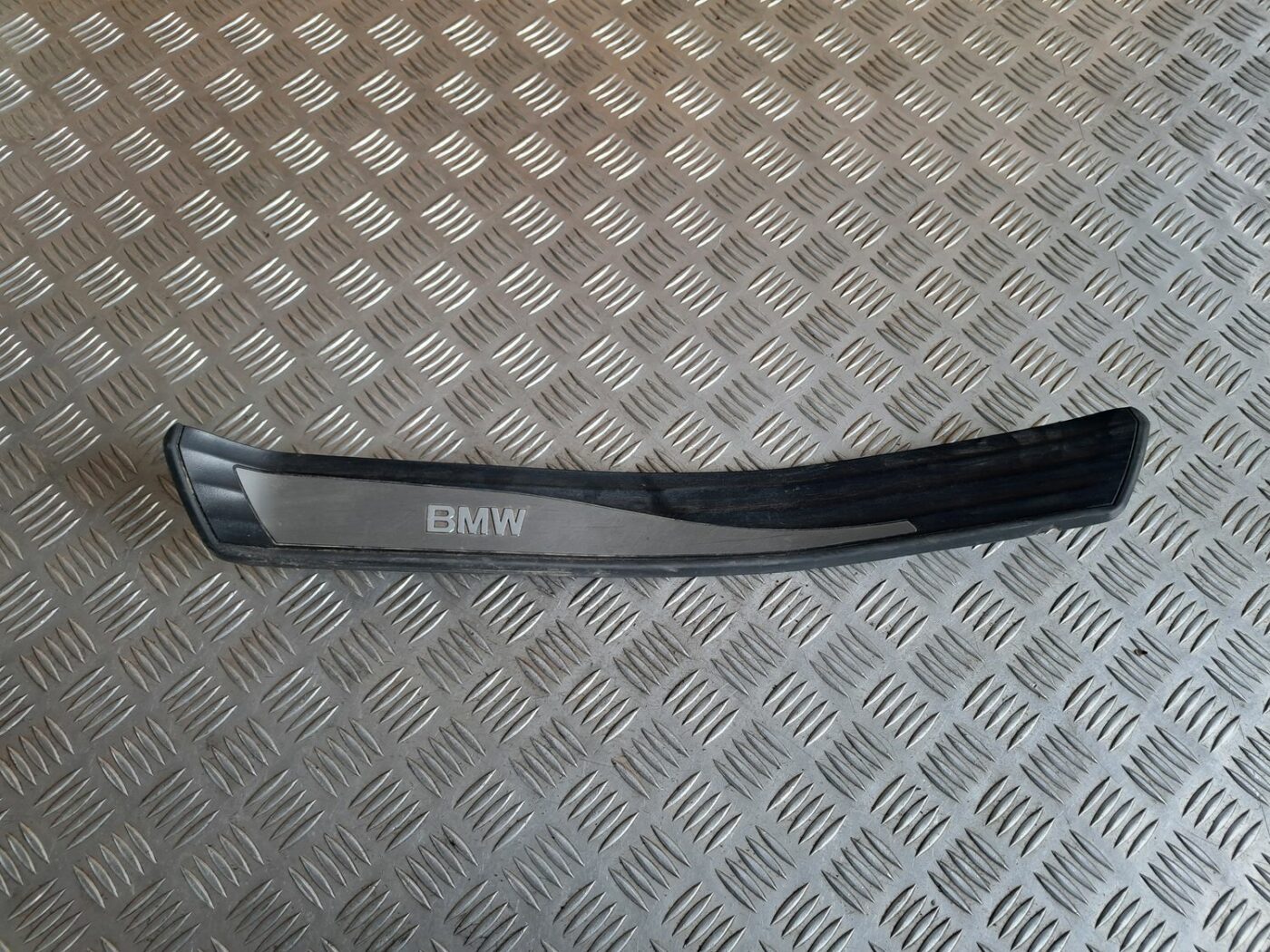 Sliekšņa aizmugurēja kreisa uzlika (salonā) priekš BMW 525 E60 2004 BLACK 1 Sliekšņa aizmugurēja kreisa uzlika (salonā) priekš BMW 525 E60 2004 BLACK