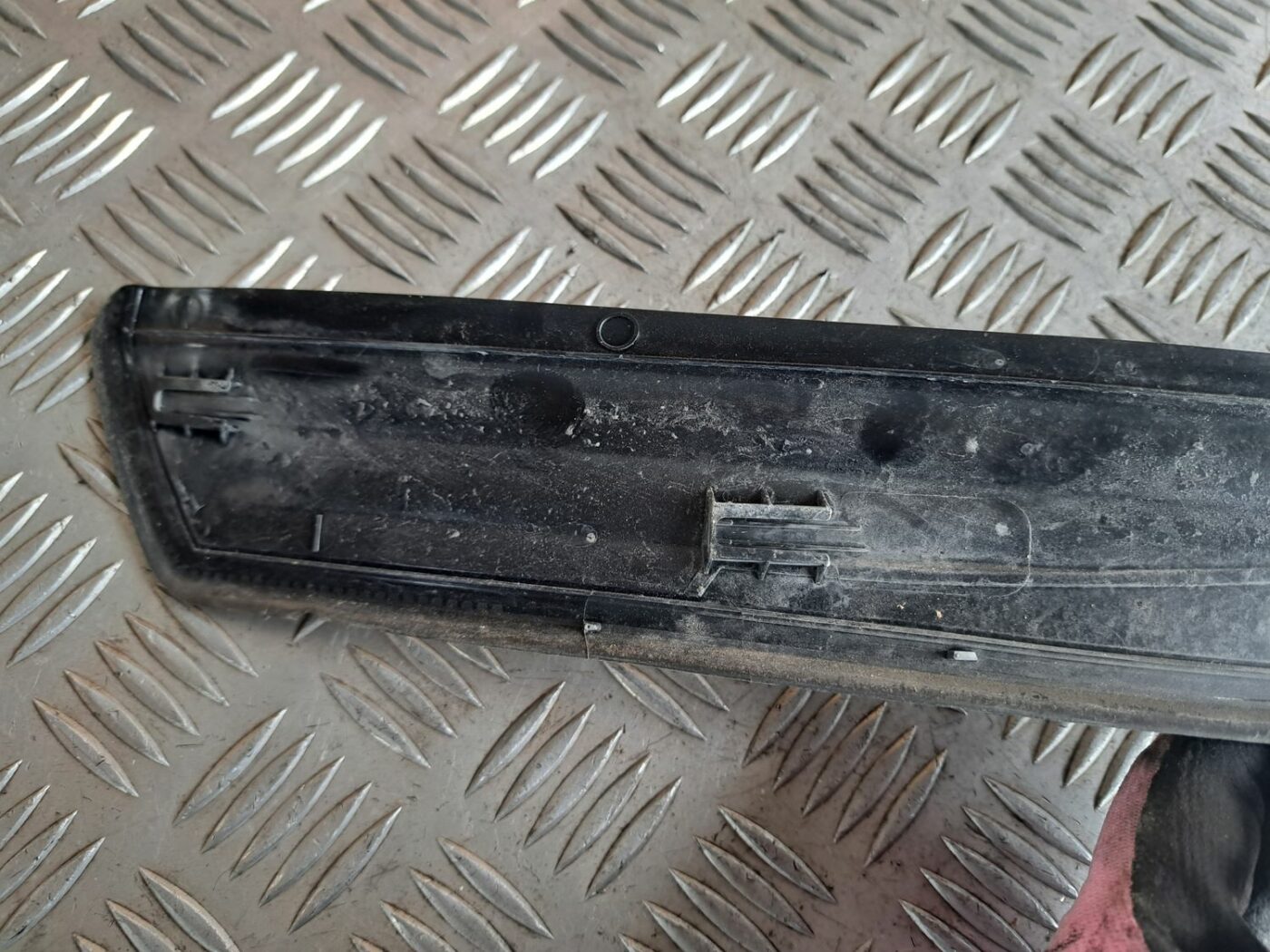 Sliekšņa aizmugurēja kreisa uzlika (salonā) priekš BMW 525 E60 2004 BLACK 4 Sliekšņa aizmugurēja kreisa uzlika (salonā) priekš BMW 525 E60 2004 BLACK