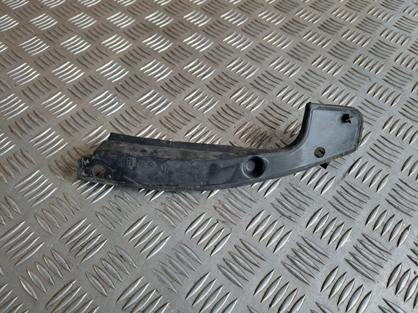 Vējstikla uzlika (deflektors) priekš BMW 525 E60 2004 BLACK 2 Vējstikla uzlika (deflektors) priekš BMW 525 E60 2004 BLACK