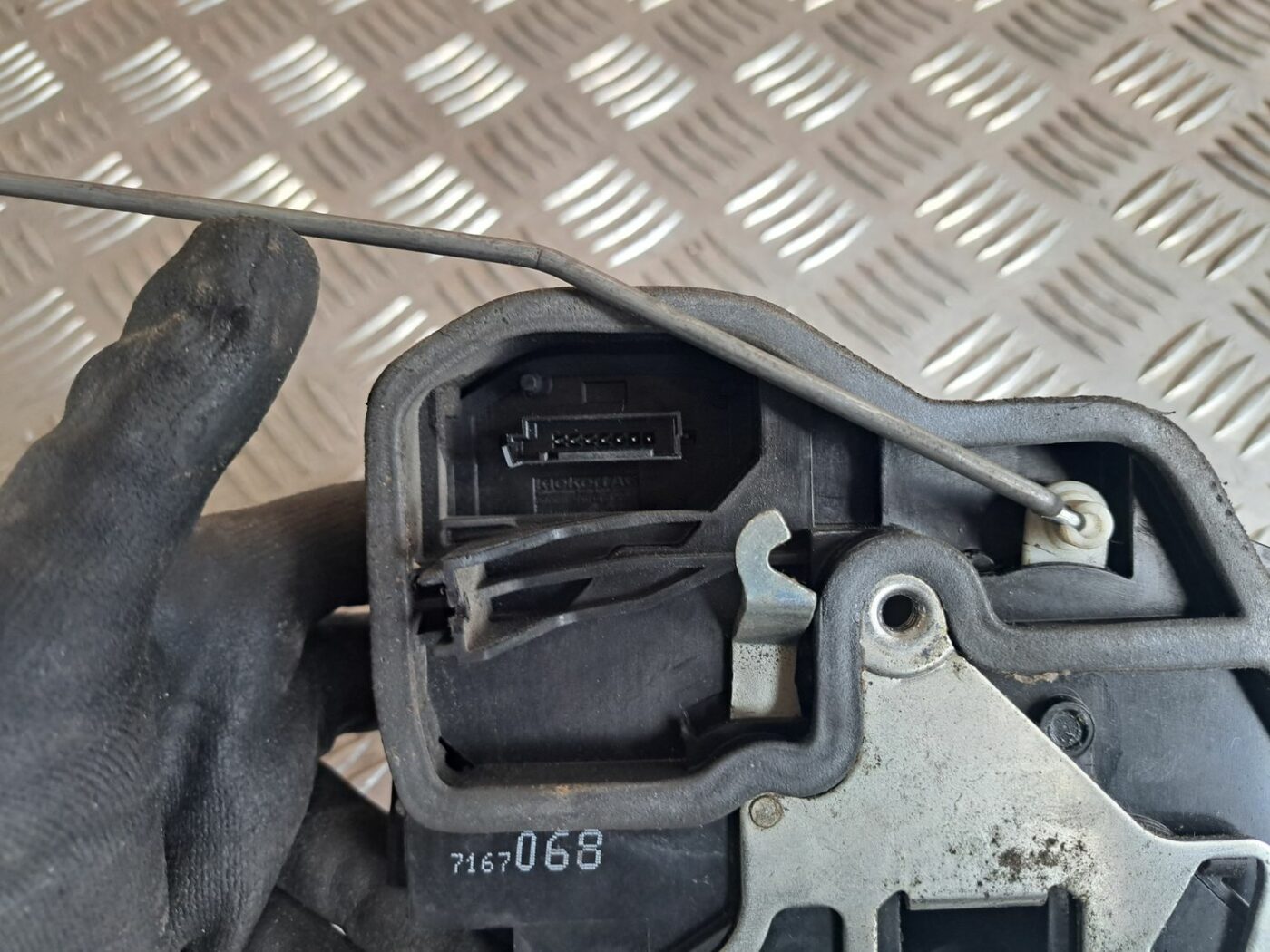 Priekšējo labo durvju slēdzene priekš BMW 525 E60 2004 BLACK 2 Priekšējo labo durvju slēdzene priekš BMW 525 E60 2004 BLACK