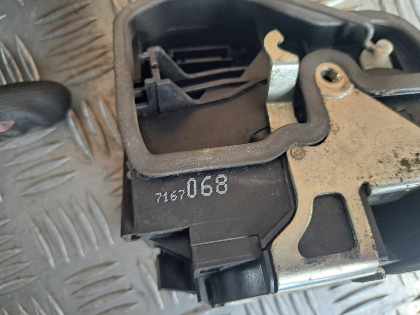 Priekšējo labo durvju slēdzene priekš BMW 525 E60 2004 BLACK 6 Priekšējo labo durvju slēdzene priekš BMW 525 E60 2004 BLACK