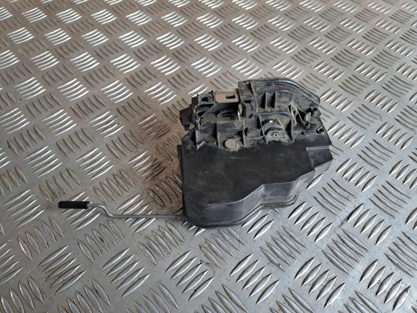 Priekšējo labo durvju slēdzene priekš BMW 525 E60 2004 BLACK 5 Priekšējo labo durvju slēdzene priekš BMW 525 E60 2004 BLACK