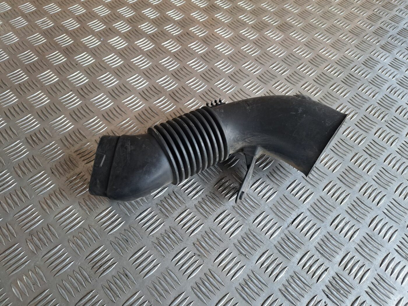 Gaisa ieplūdes šļūtene priekš BMW 525 E60 2004 BLACK 1 Gaisa ieplūdes šļūtene priekš BMW 525 E60 2004 BLACK