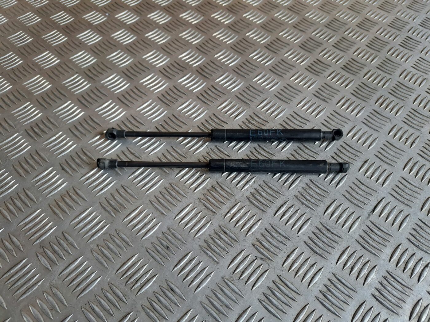 Pārsega amortizators priekš BMW 525 E60 2004 BLACK 1 Pārsega amortizators priekš BMW 525 E60 2004 BLACK