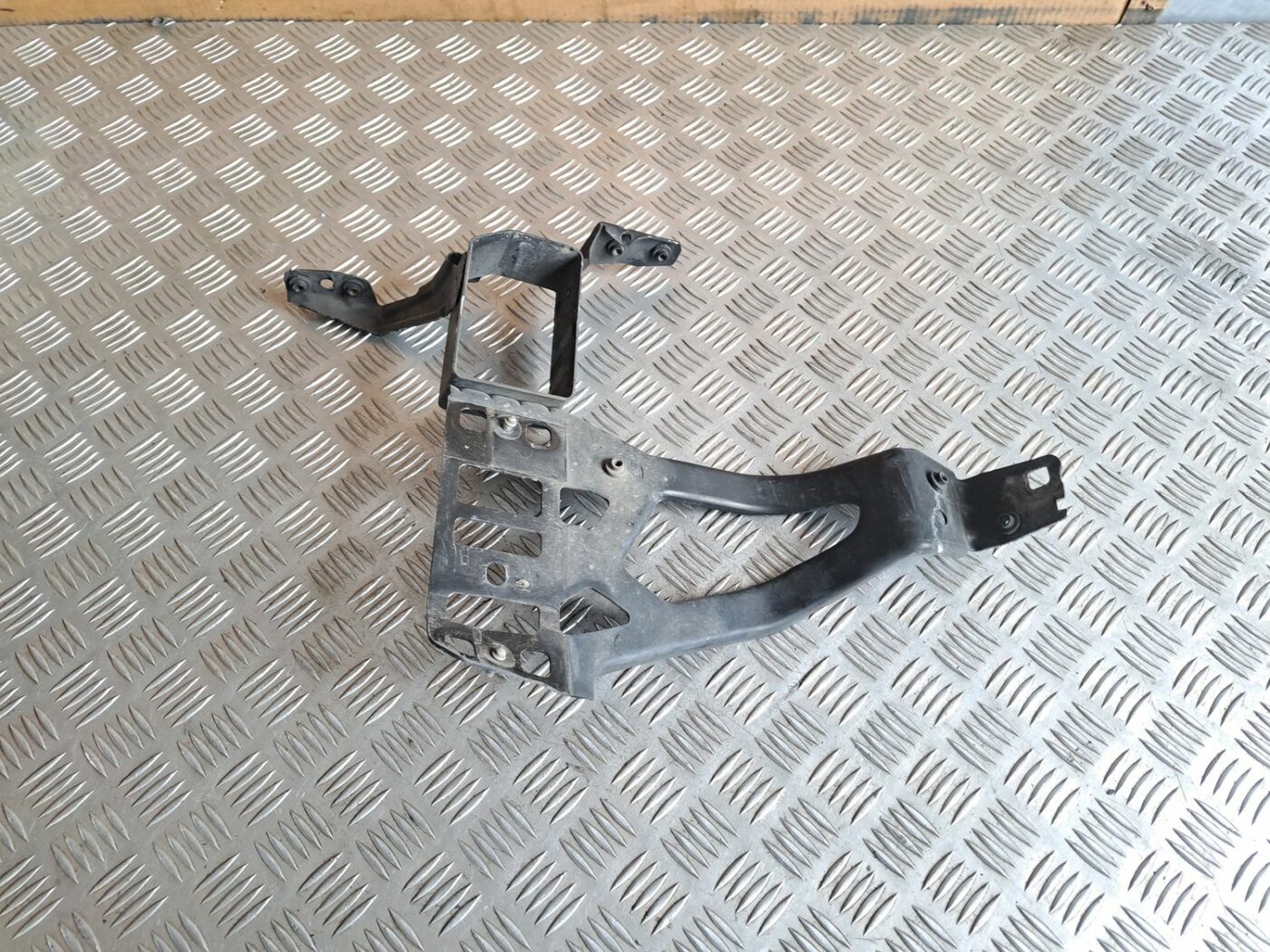 Priekšēja luktura kronšteins priekš BMW 525 E60 2004 BLACK 1 Priekšēja luktura kronšteins priekš BMW 525 E60 2004 BLACK