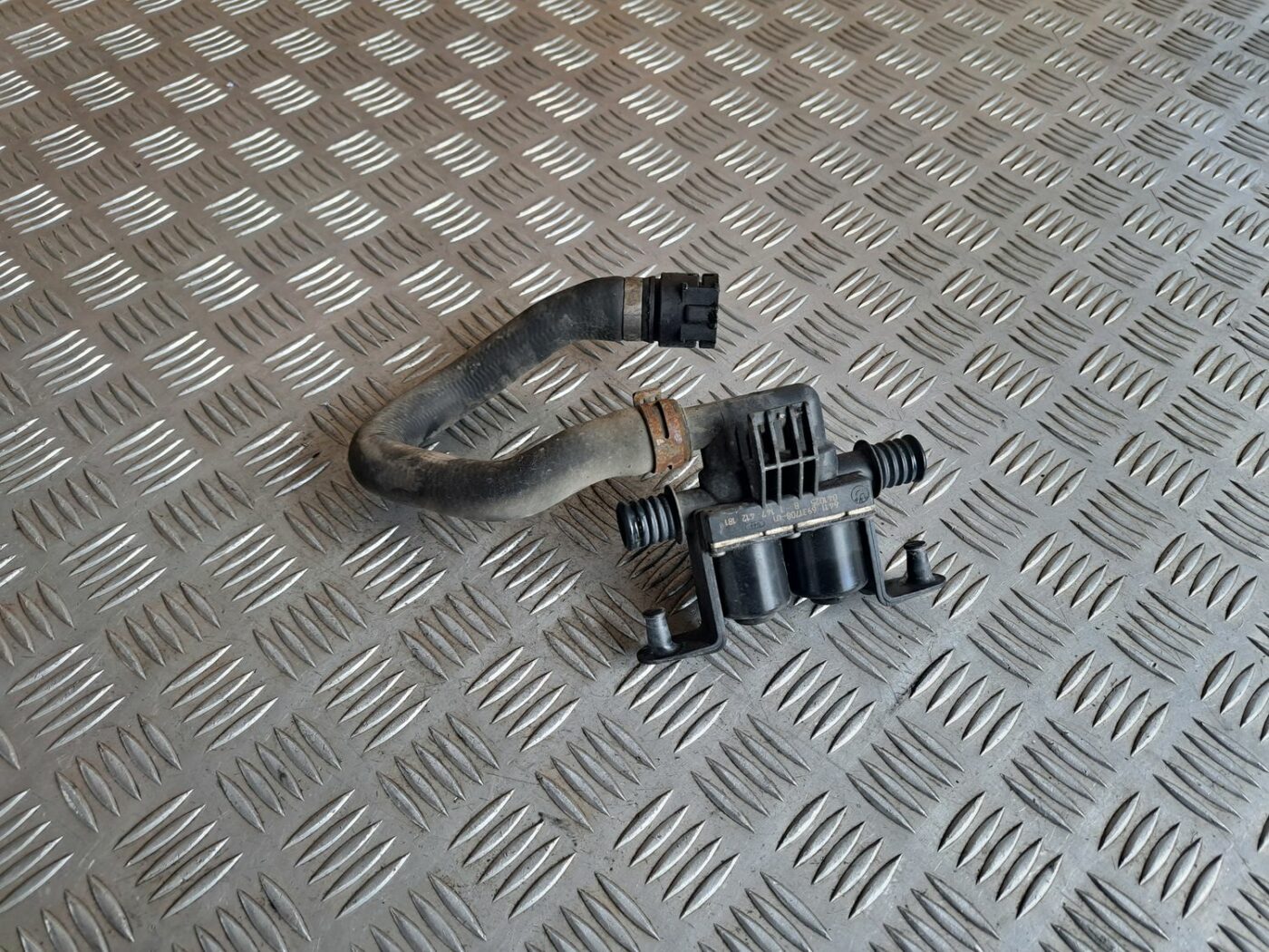 Apsildes radiatora vārsts priekš BMW 525 E60 2004 BLACK 1 Apsildes radiatora vārsts priekš BMW 525 E60 2004 BLACK