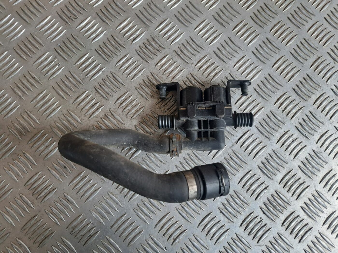 Apsildes radiatora vārsts priekš BMW 525 E60 2004 BLACK 2 Apsildes radiatora vārsts priekš BMW 525 E60 2004 BLACK