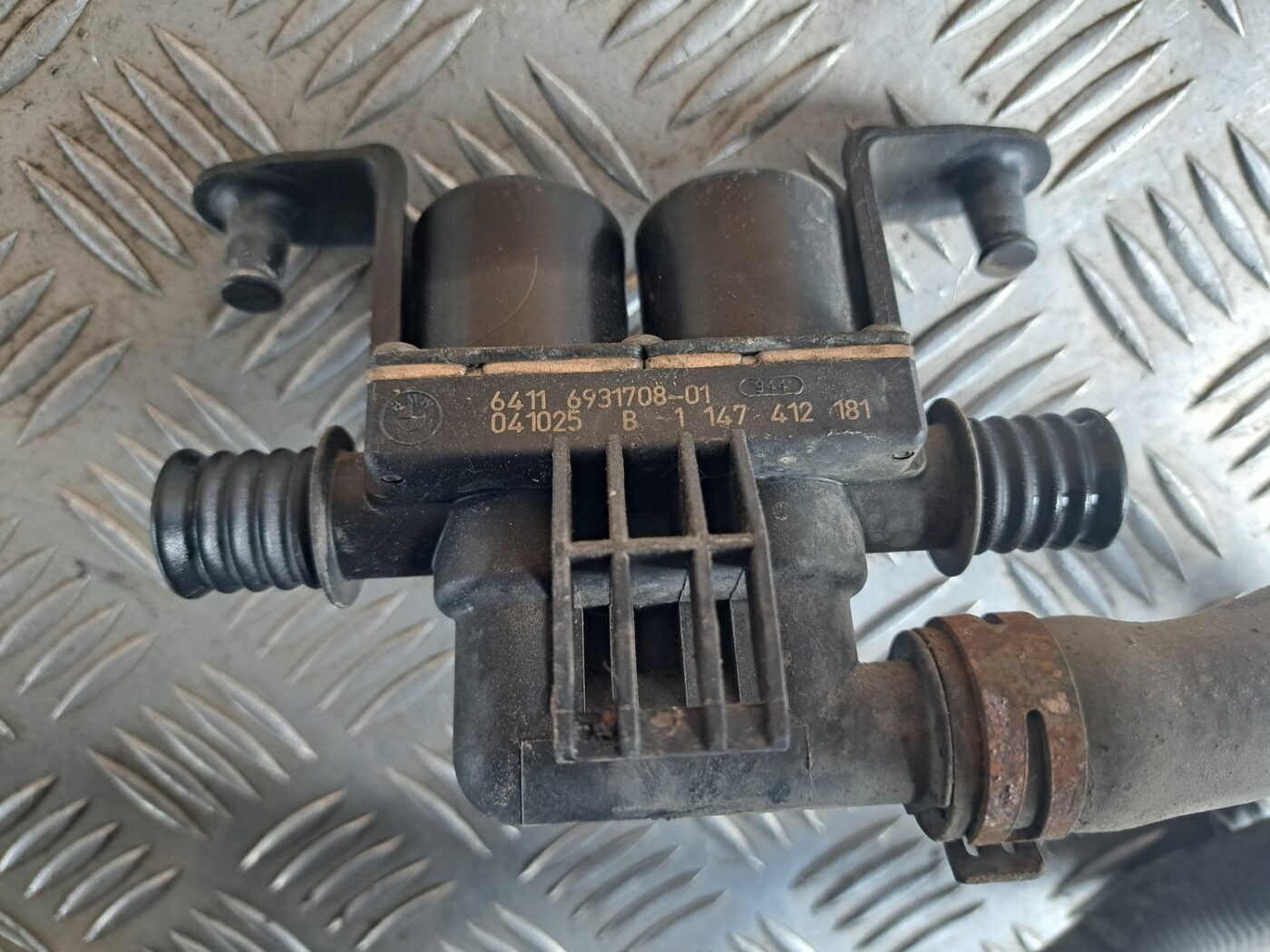 Apsildes radiatora vārsts priekš BMW 525 E60 2004 BLACK 3 Apsildes radiatora vārsts priekš BMW 525 E60 2004 BLACK