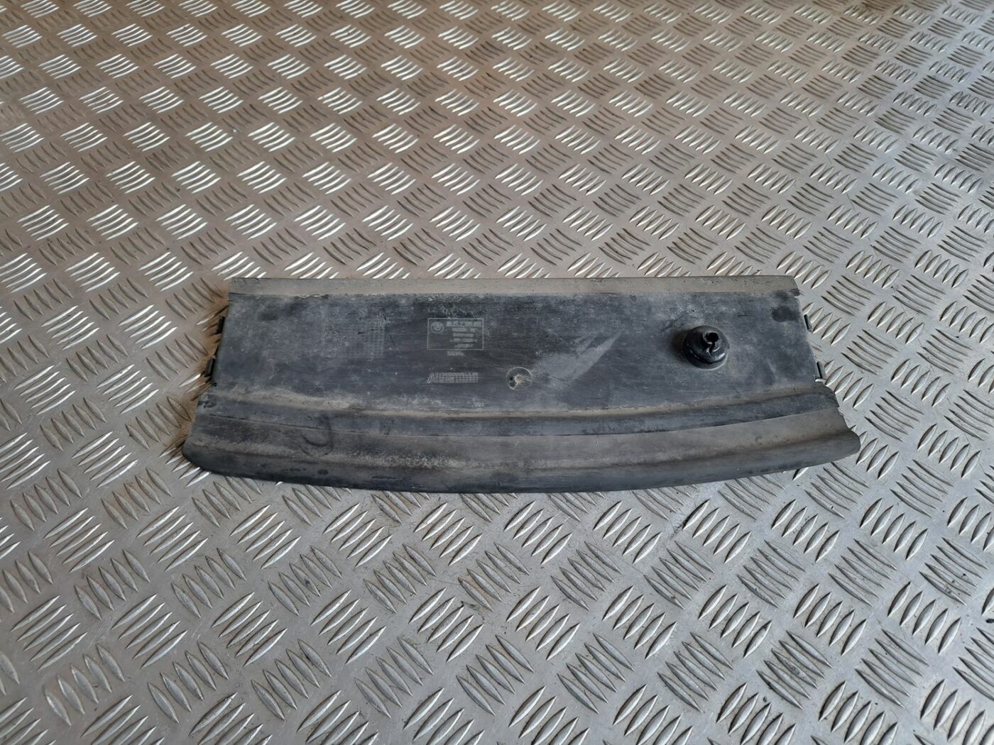 Ieplūdes gaisa deflektors/Difuzors priekš BMW 525 E60 2004 BLACK 1 Ieplūdes gaisa deflektors/Difuzors priekš BMW 525 E60 2004 BLACK