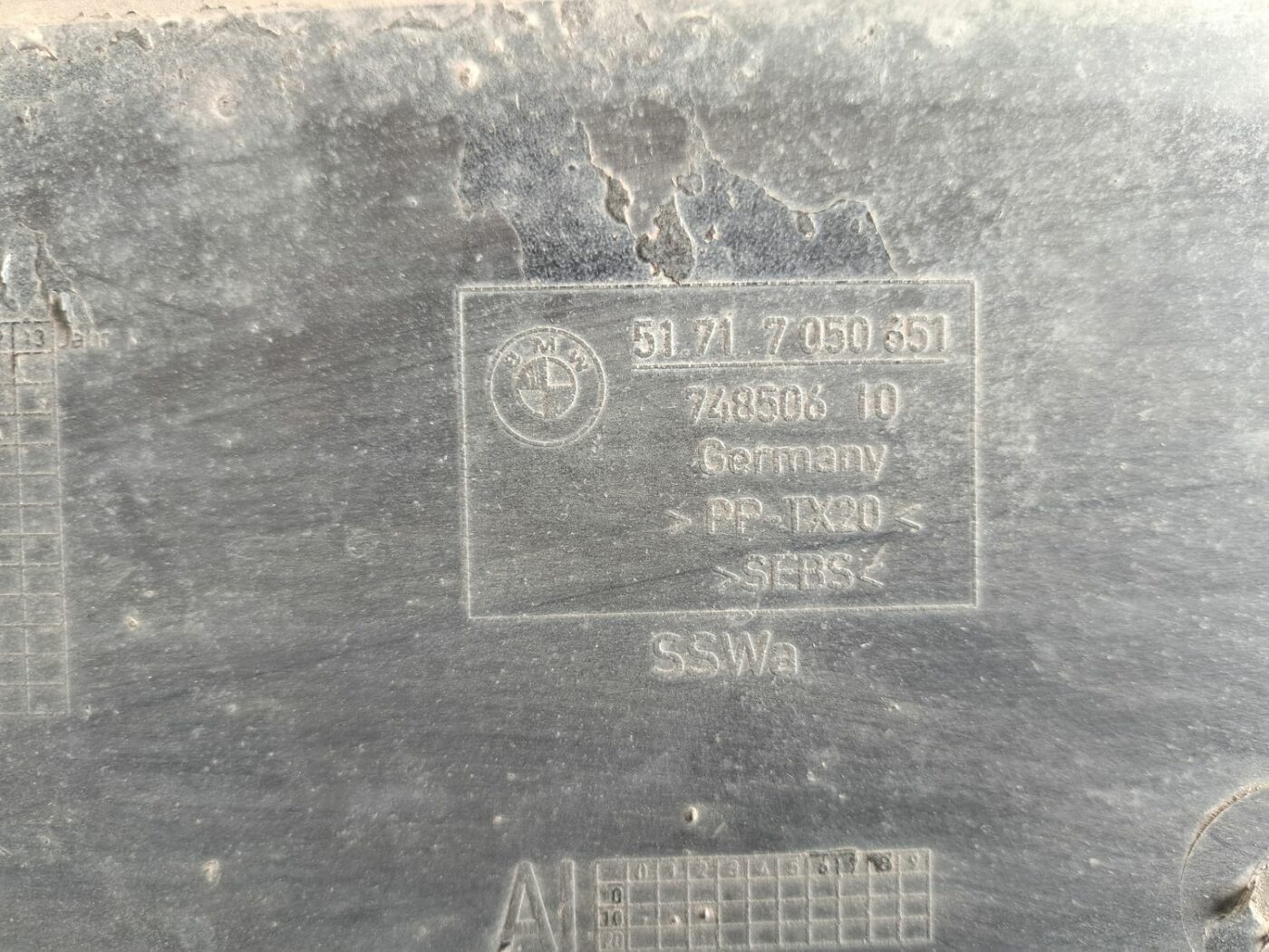 Ieplūdes gaisa deflektors/Difuzors priekš BMW 525 E60 2004 BLACK 3 Ieplūdes gaisa deflektors/Difuzors priekš BMW 525 E60 2004 BLACK