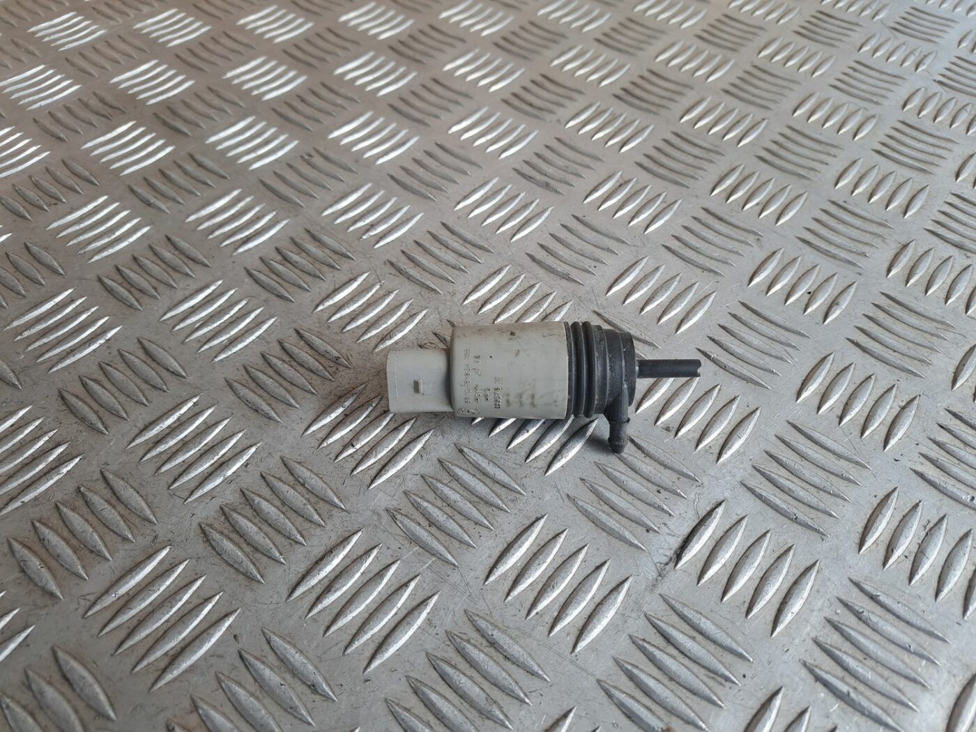 Mazgātāja šķidruma sūknis priekš BMW 525 E60 2004 BLACK 1 Mazgātāja šķidruma sūknis priekš BMW 525 E60 2004 BLACK