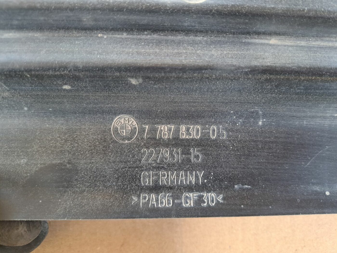 Radiatora kronšteins priekš BMW 525 E60 2004 BLACK 4 Radiatora kronšteins priekš BMW 525 E60 2004 BLACK