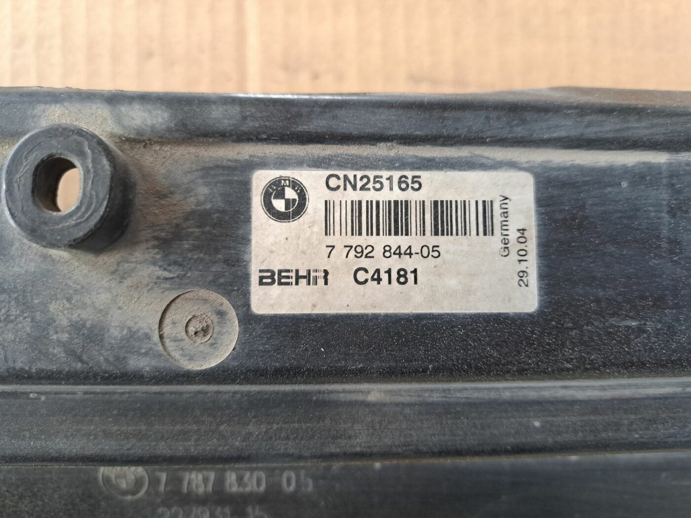 Radiatora kronšteins priekš BMW 525 E60 2004 BLACK 3 Radiatora kronšteins priekš BMW 525 E60 2004 BLACK