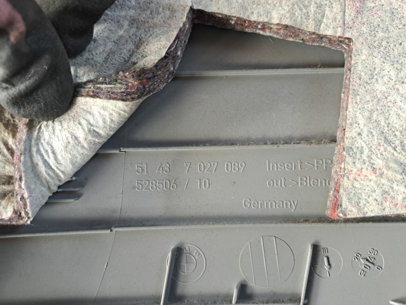 Vidējas salona statnes apdare priekš BMW 525 E60 2004 BLACK 4 Vidējas salona statnes apdare priekš BMW 525 E60 2004 BLACK