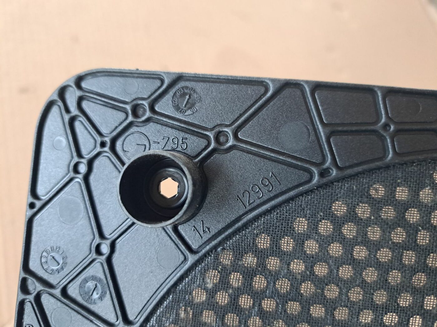 Skaļruņa apdare aizmugurējā plauktā priekš BMW 525 E60 2004 BLACK 4 Skaļruņa apdare aizmugurējā plauktā priekš BMW 525 E60 2004 BLACK