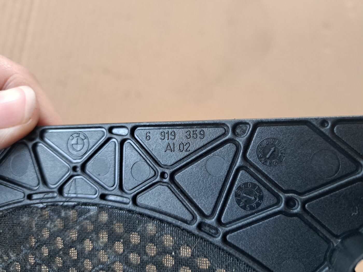 Skaļruņa apdare aizmugurējā plauktā priekš BMW 525 E60 2004 BLACK 3 Skaļruņa apdare aizmugurējā plauktā priekš BMW 525 E60 2004 BLACK