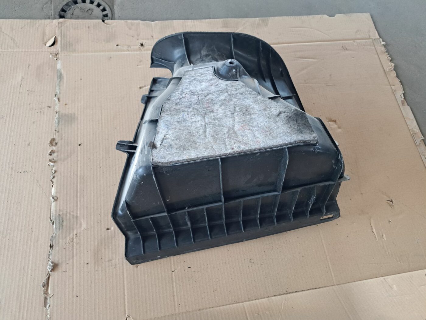 Bagāžnieka nodalījuma sānu apdare priekš BMW 525 E60 2004 BLACK 2 Bagāžnieka nodalījuma sānu apdare priekš BMW 525 E60 2004 BLACK