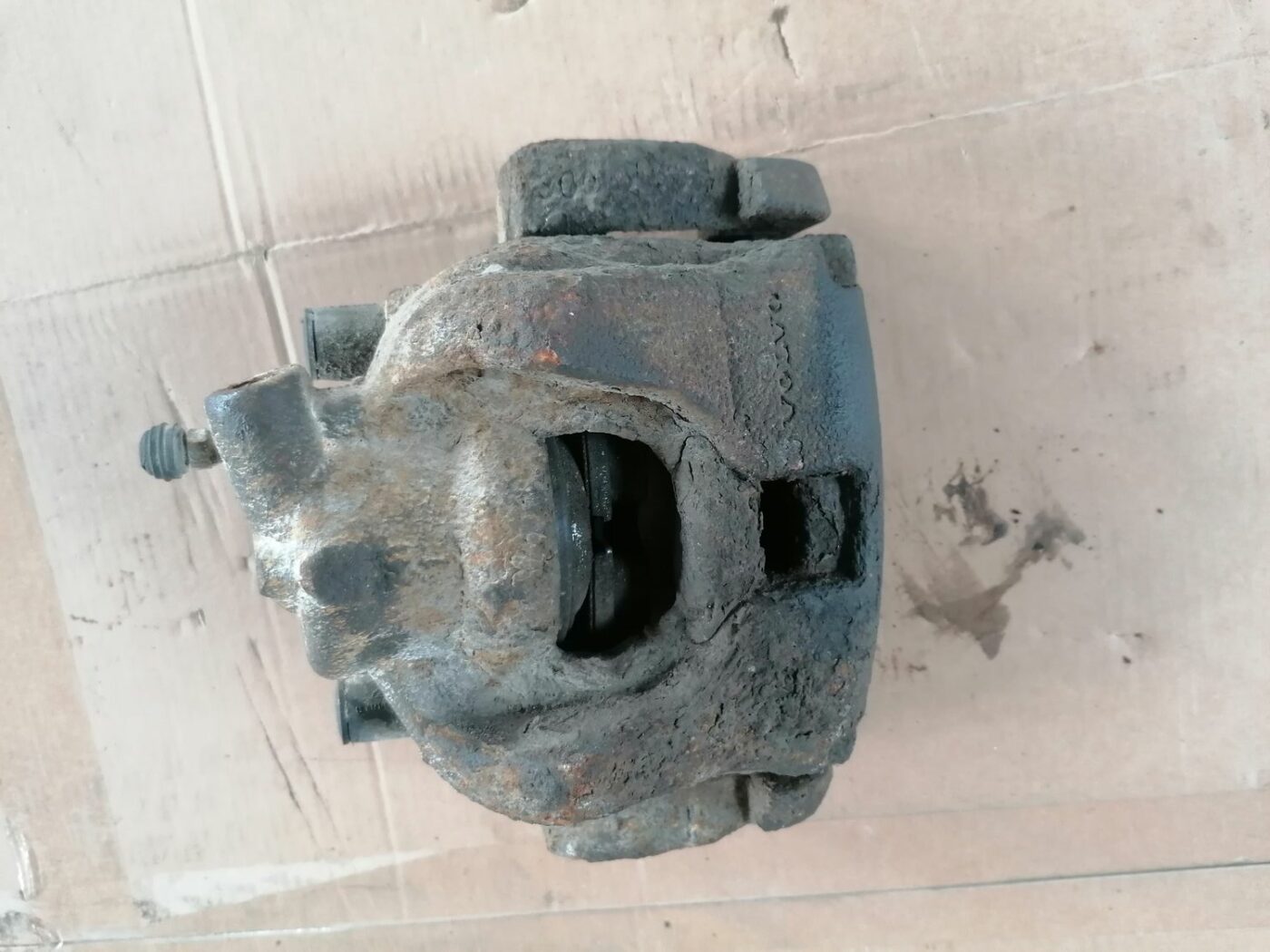 Priekšējais kreisais suports priekš VOLVO V70 2009 2 Priekšējais kreisais suports priekš VOLVO V70 2009