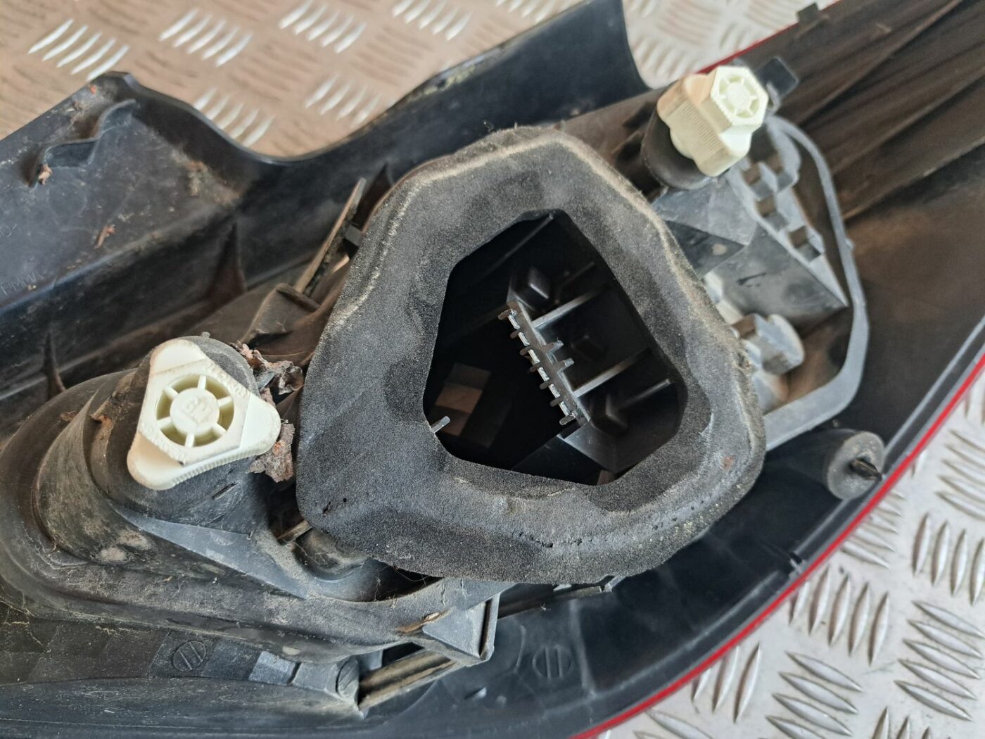 Aizmugurējais kreisais lukturis priekš OPEL CORSA 2007 5 Aizmugurējais kreisais lukturis priekš OPEL CORSA 2007