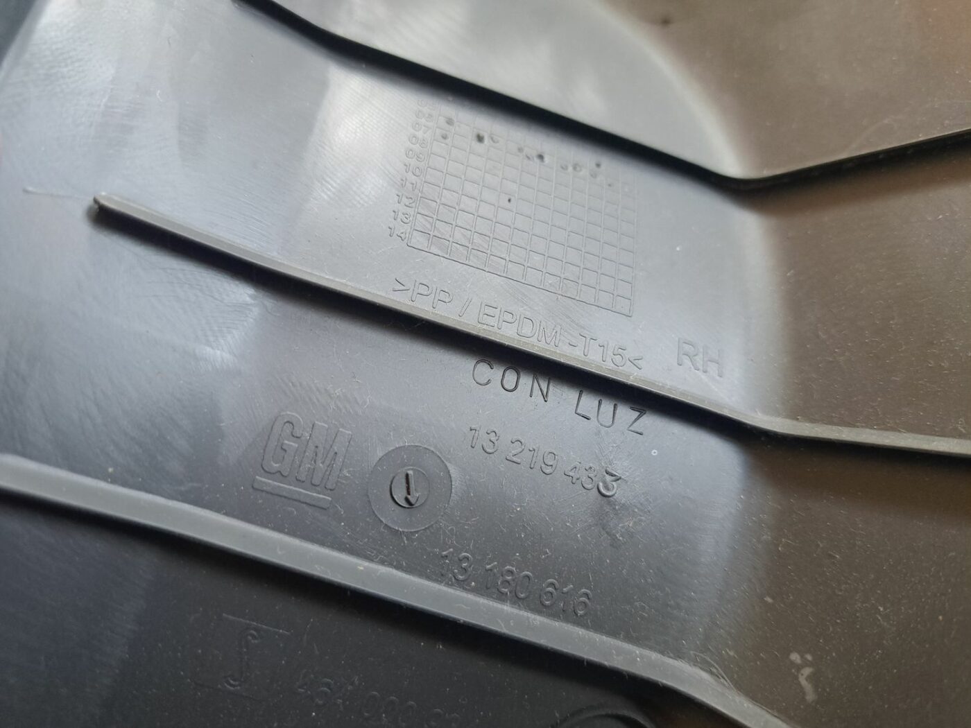 Sliekšņa priekšēja laba uzlika (salonā) priekš OPEL CORSA 2007 3 Sliekšņa priekšēja laba uzlika (salonā) priekš OPEL CORSA 2007