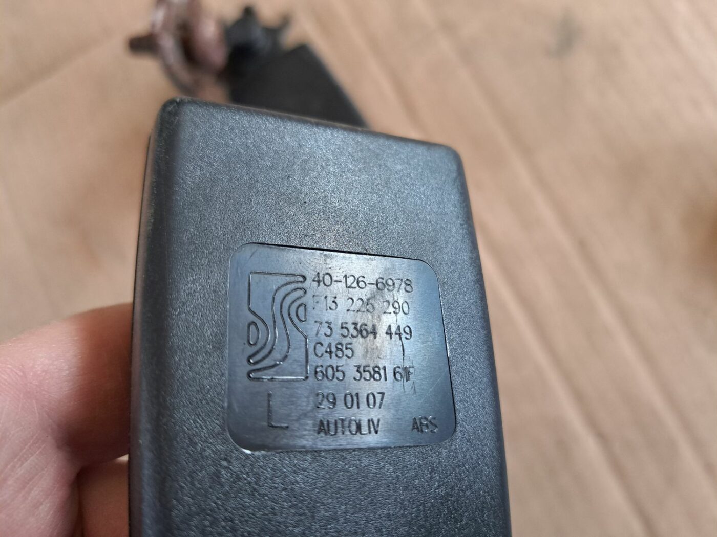 Aizmugurējā drošības jostas sprādze priekš OPEL CORSA 2007 2 Aizmugurējā drošības jostas sprādze priekš OPEL CORSA 2007