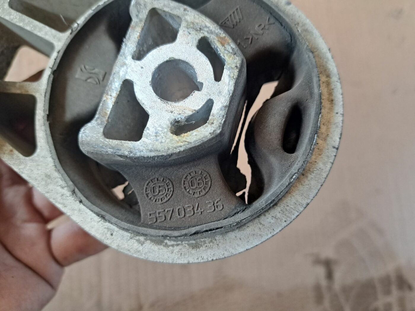 Pārnesumkārbas kronšteins priekš OPEL CORSA 2007 2 Pārnesumkārbas kronšteins priekš OPEL CORSA 2007