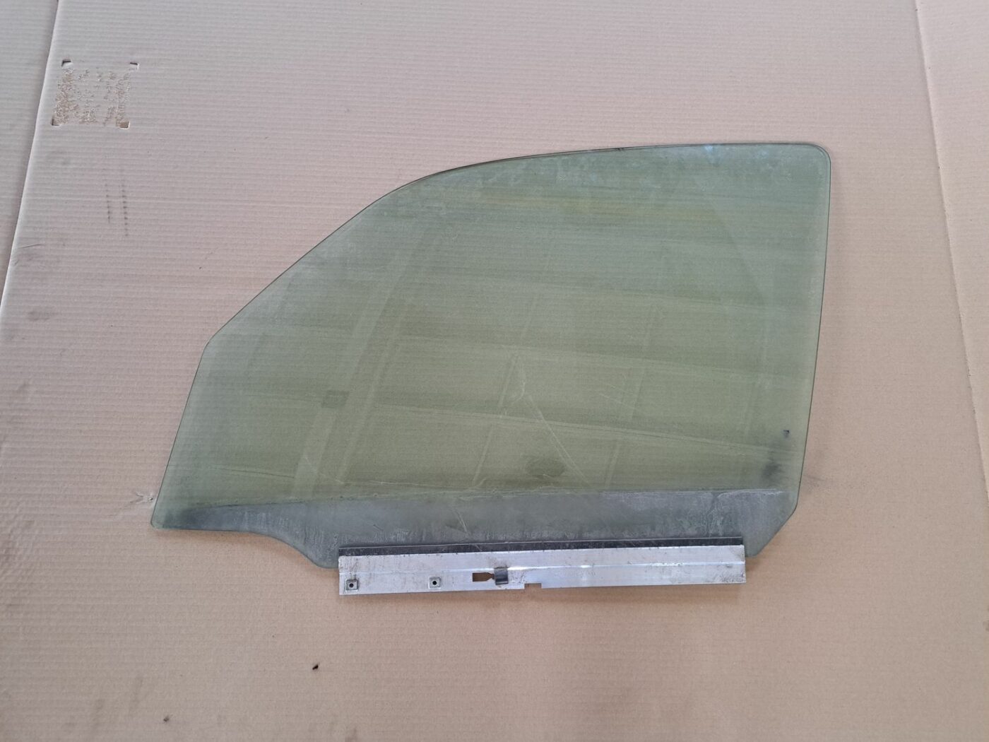 Priekšējo kreiso durvju stikls priekš OPEL MERIVA 2004 1 Priekšējo kreiso durvju stikls priekš OPEL MERIVA 2004