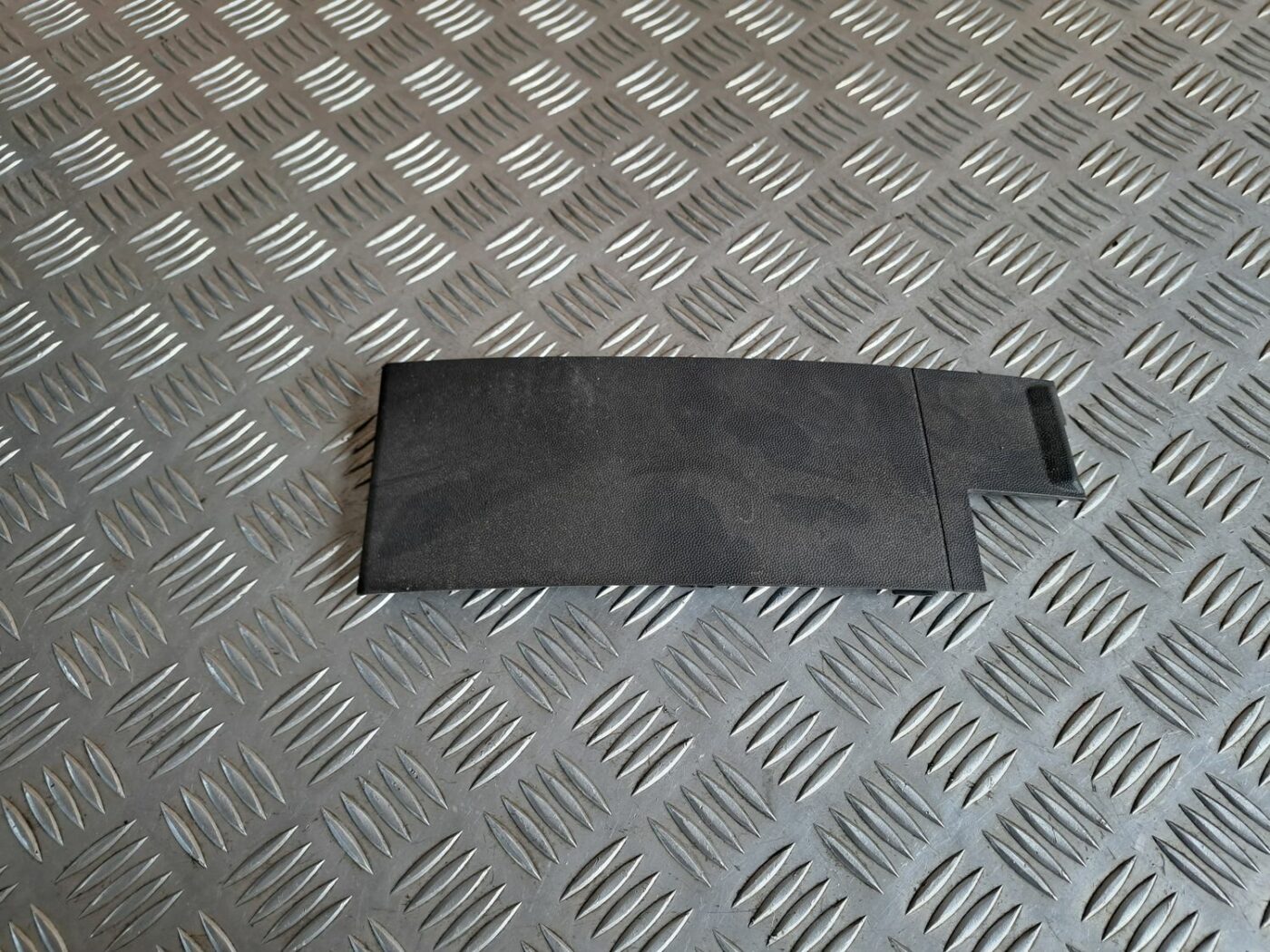 Mērinstrumentu paneļa apakšēja apdare priekš OPEL MERIVA 2004 1 Mērinstrumentu paneļa apakšēja apdare priekš OPEL MERIVA 2004