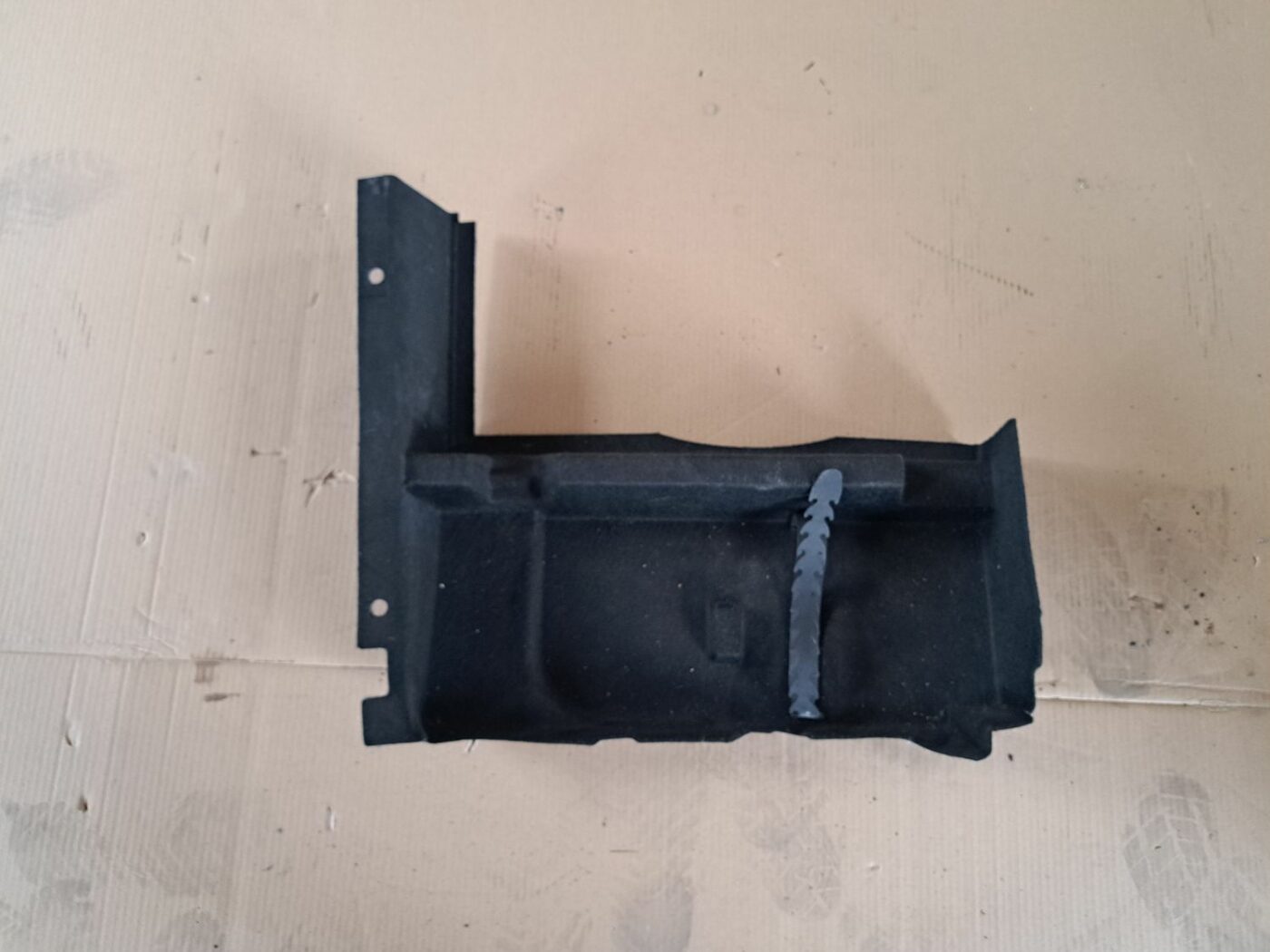 Bagāžnieka nodalījuma sānu apdare priekš OPEL MERIVA 2004 1 Bagāžnieka nodalījuma sānu apdare priekš OPEL MERIVA 2004