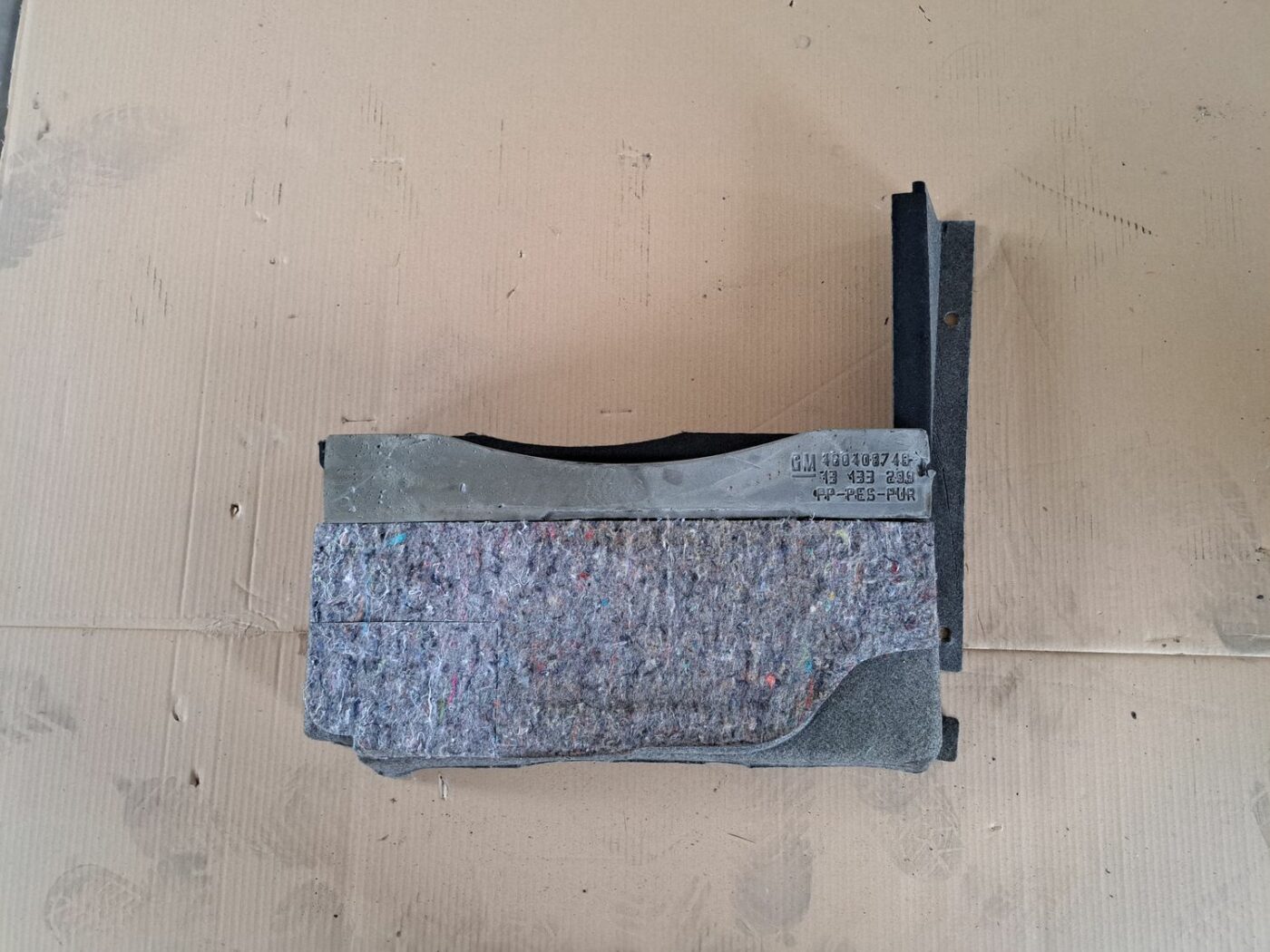 Bagāžnieka nodalījuma sānu apdare priekš OPEL MERIVA 2004 2 Bagāžnieka nodalījuma sānu apdare priekš OPEL MERIVA 2004