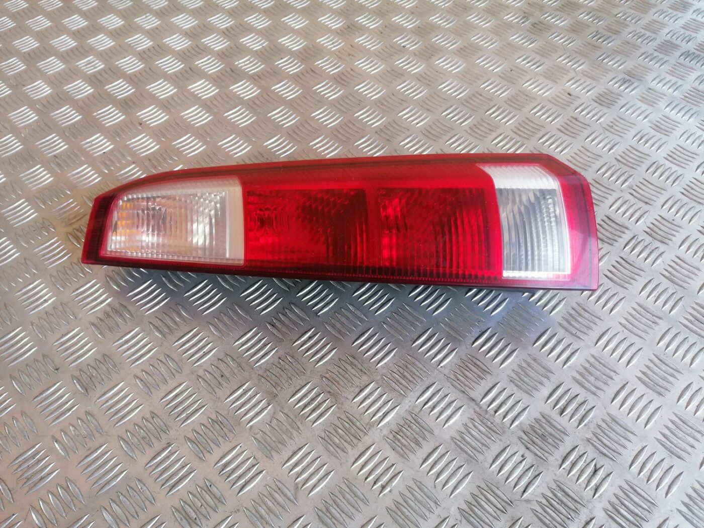 Aizmugurējais labais lukturis priekš OPEL MERIVA 2004 1 Aizmugurējais labais lukturis priekš OPEL MERIVA 2004