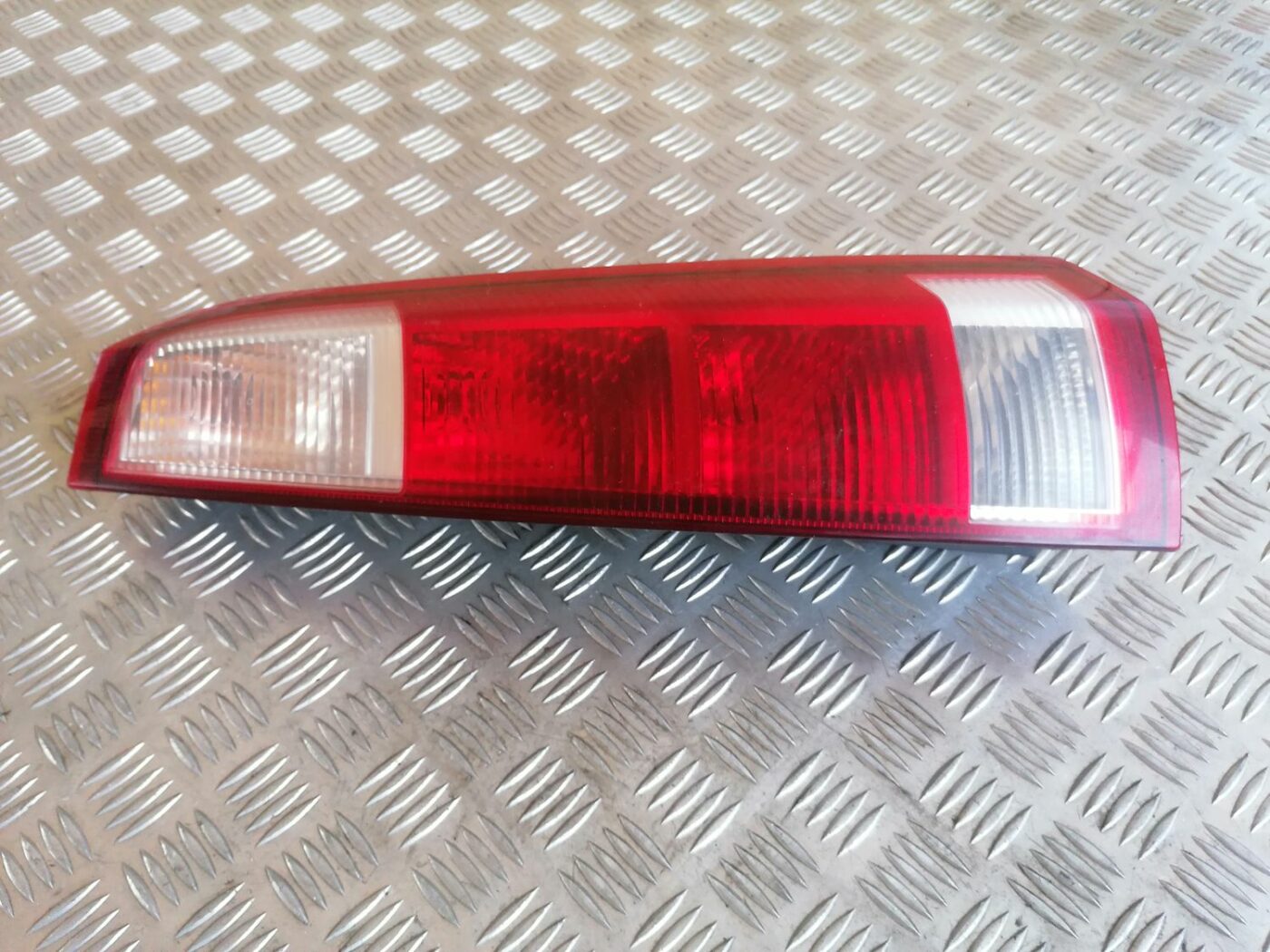 Aizmugurējais labais lukturis priekš OPEL MERIVA 2004 2 Aizmugurējais labais lukturis priekš OPEL MERIVA 2004