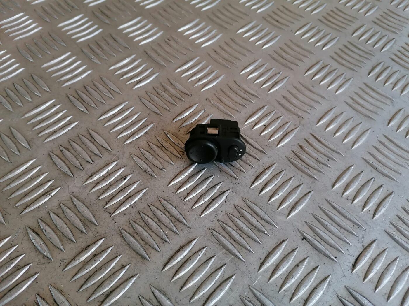 Spoguļa regulēšanas poga priekš OPEL MERIVA 2004 1 Spoguļa regulēšanas poga priekš OPEL MERIVA 2004