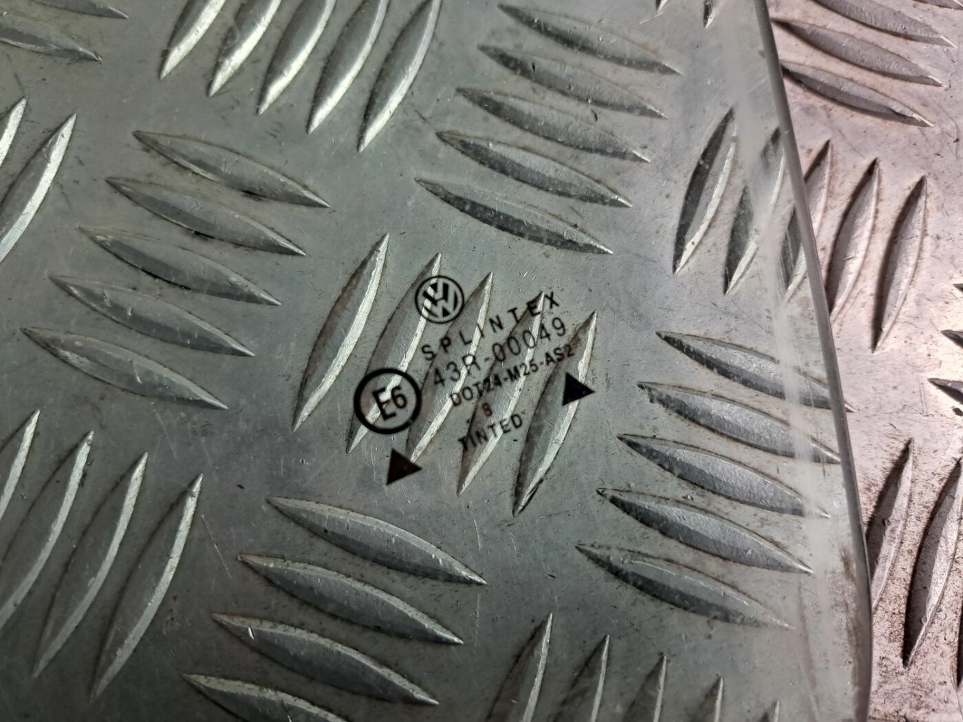 Priekšējo kreiso durvju stikls priekš VW GOLF IV 1999 2 Priekšējo kreiso durvju stikls priekš VW GOLF IV 1999