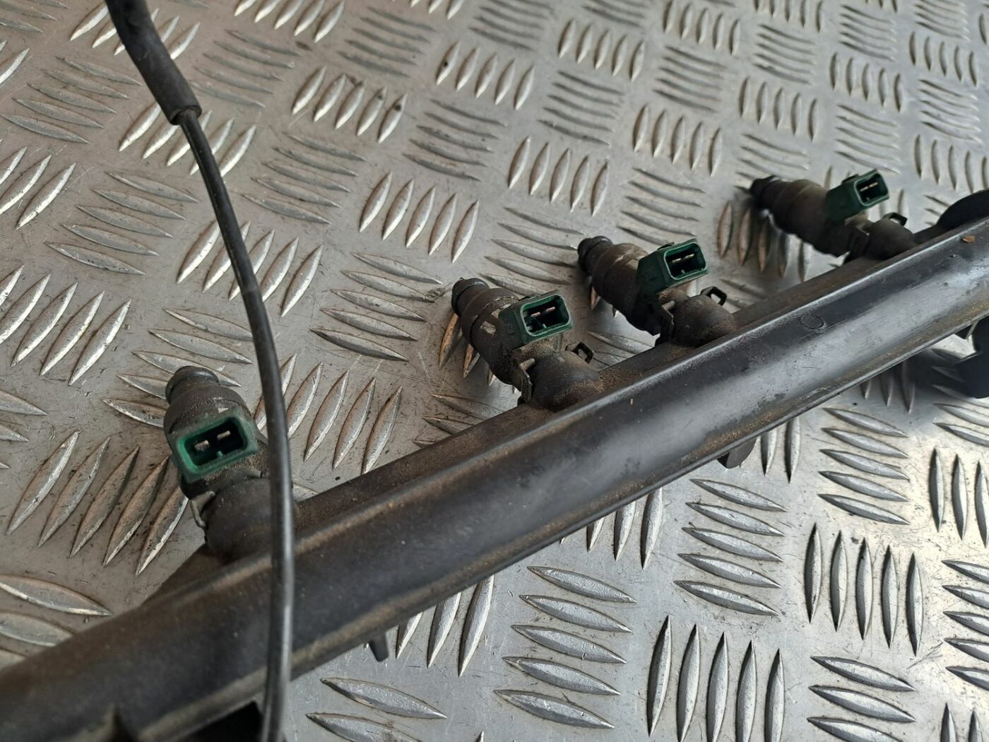 Degvielas sadales caurule priekš VW GOLF IV 1999 5 Degvielas sadales caurule priekš VW GOLF IV 1999