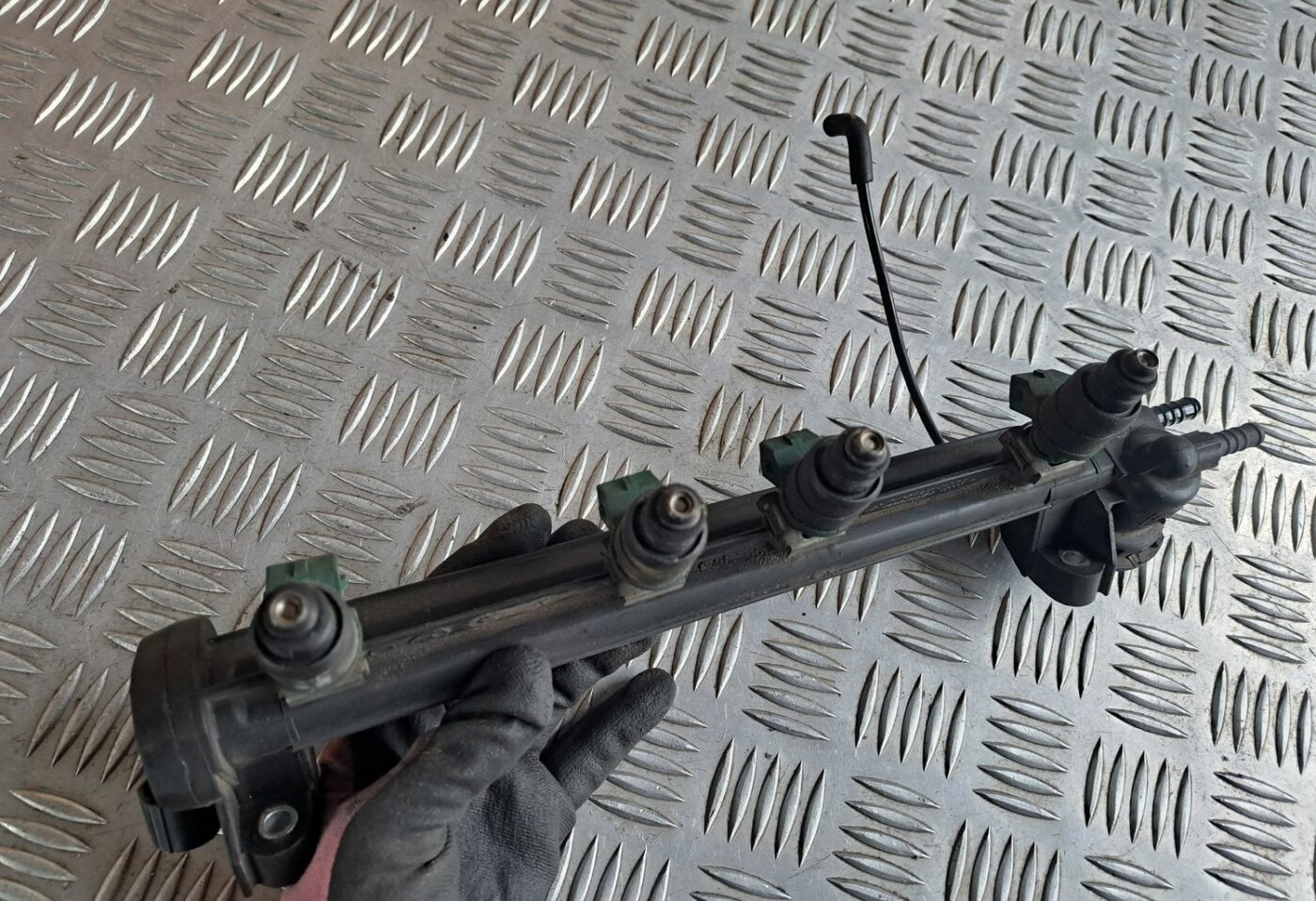 Degvielas sadales caurule priekš VW GOLF IV 1999 3 Degvielas sadales caurule priekš VW GOLF IV 1999