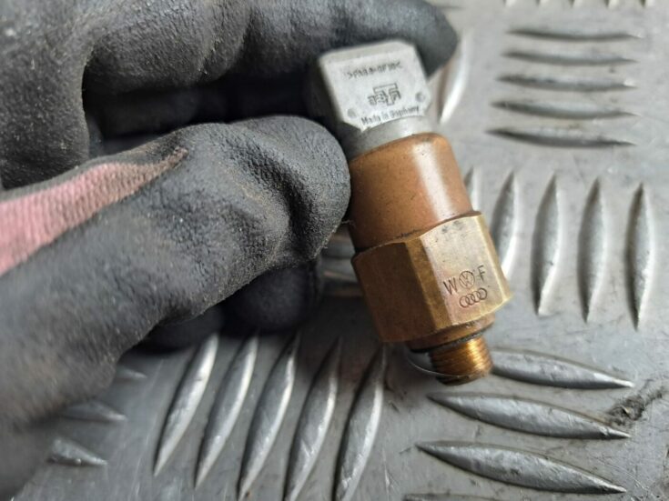 Eļļas spiediena regulēšanas devējs priekš VW GOLF IV 1999