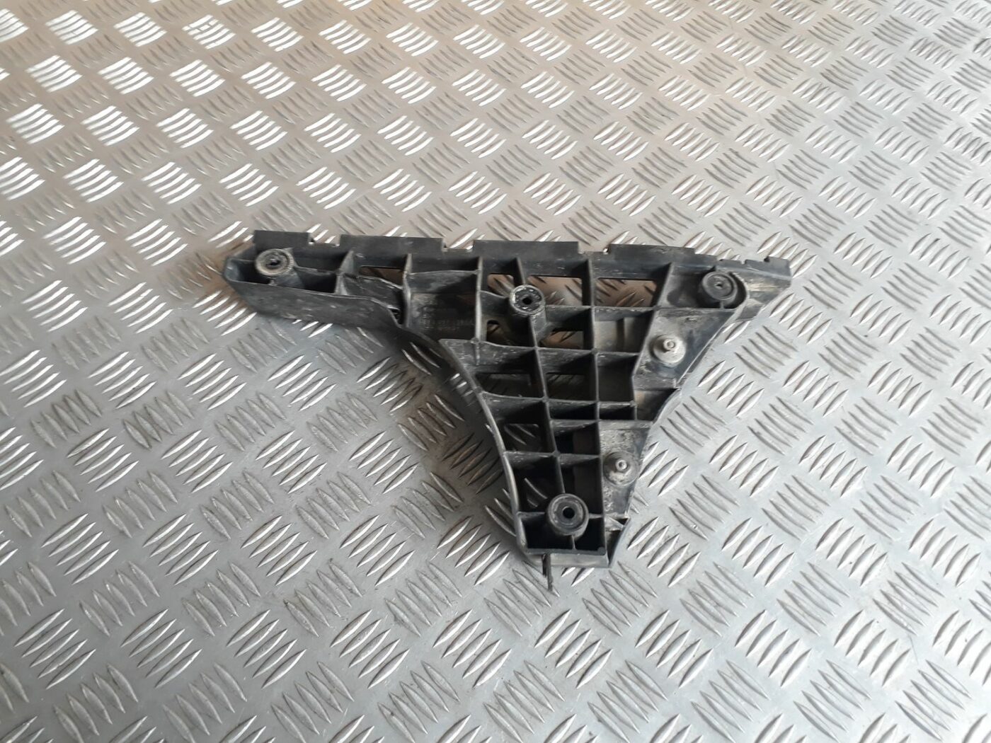 Aizmugurējā spārna un bufera stiprinājums priekš AUDI A4 2000 AVANT 1 Aizmugurējā spārna un bufera stiprinājums priekš AUDI A4 2000 AVANT