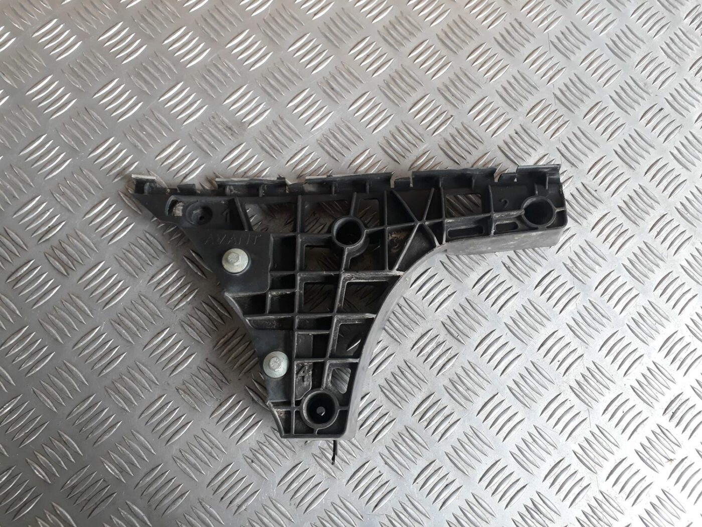 Aizmugurējā spārna un bufera stiprinājums priekš AUDI A4 2000 AVANT 4 Aizmugurējā spārna un bufera stiprinājums priekš AUDI A4 2000 AVANT