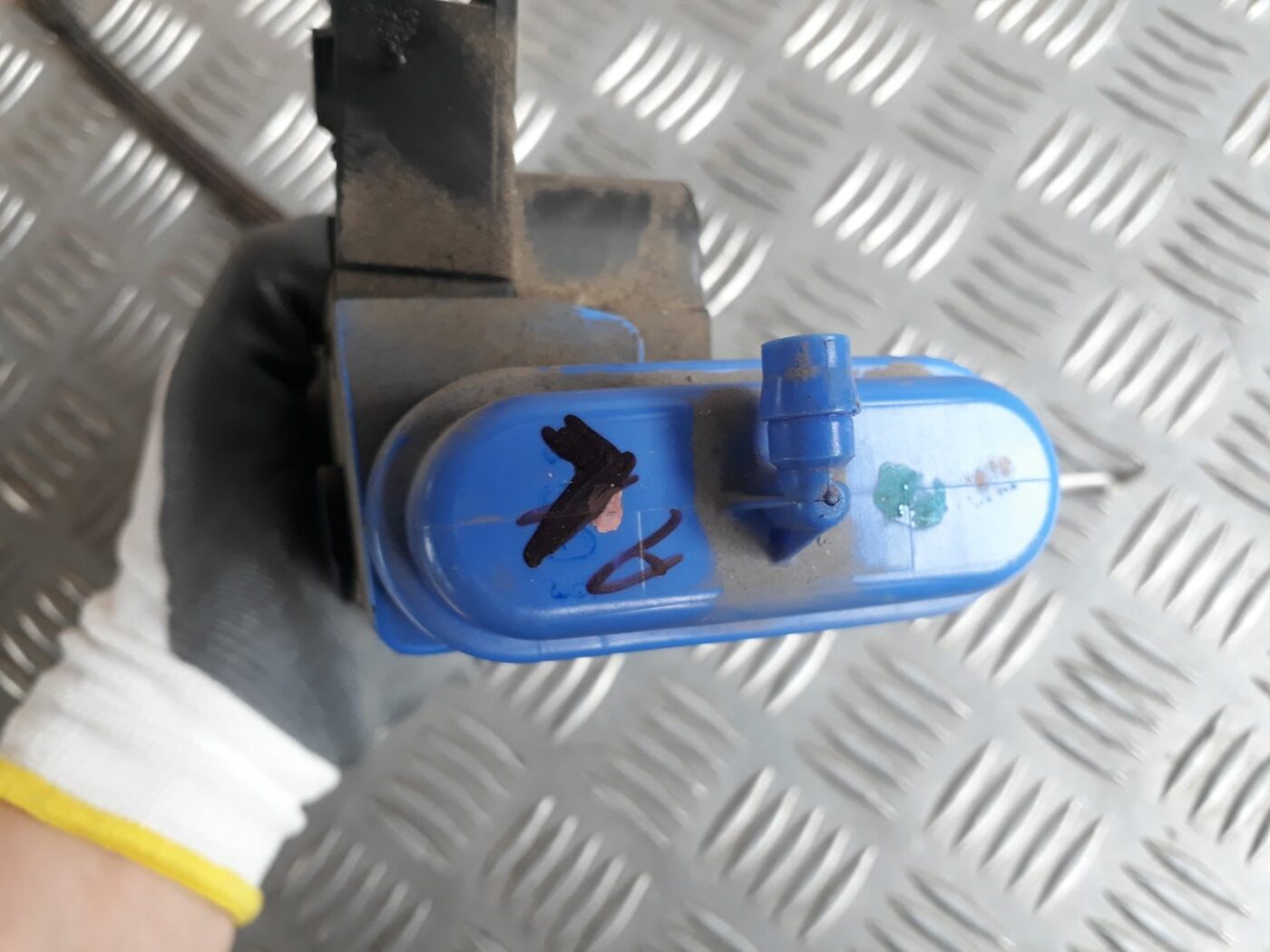 Aizmugurējo labo durvju slēdzene priekš AUDI A4 2000 AVANT 4 Aizmugurējo labo durvju slēdzene priekš AUDI A4 2000 AVANT