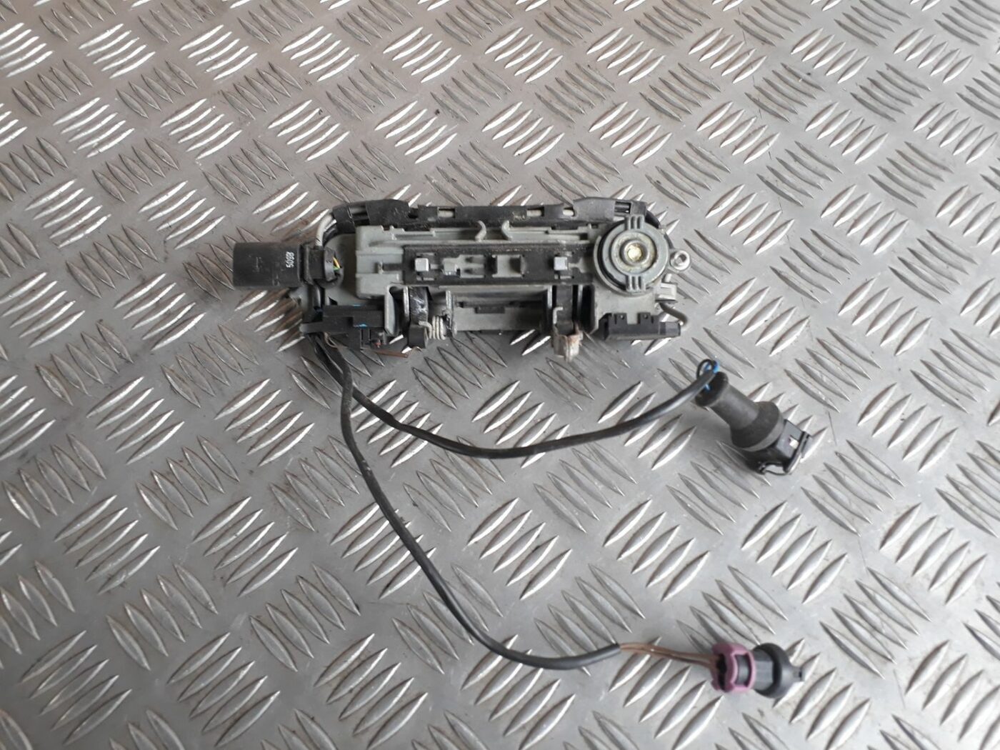 Priekšējāis kreisais durvju rokturis priekš AUDI A4 2000 AVANT 3 Priekšējāis kreisais durvju rokturis priekš AUDI A4 2000 AVANT