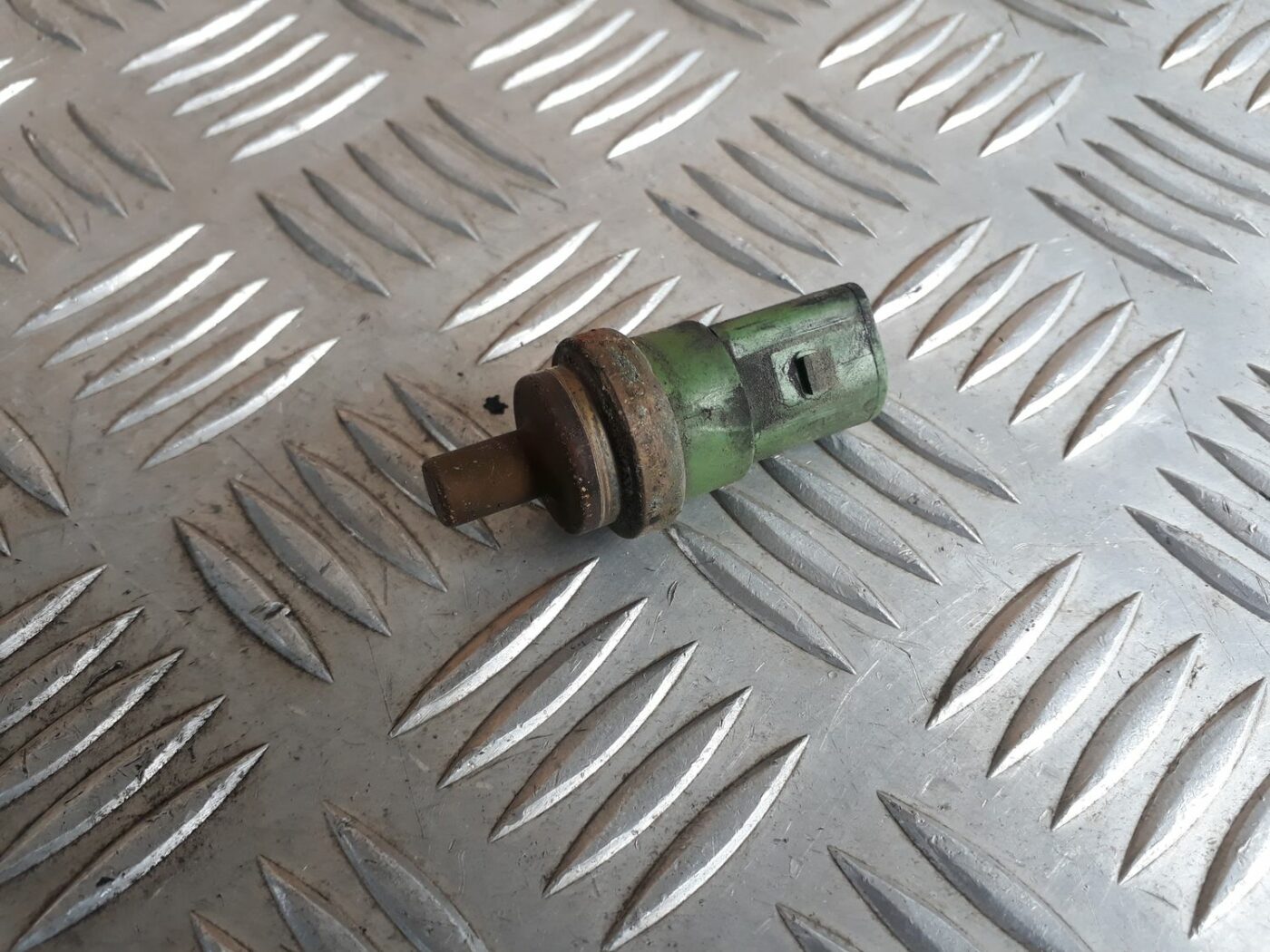 Dzesēšanas šķidruma temperatūras sensors priekš AUDI A4 2000 AVANT 1 Dzesēšanas šķidruma temperatūras sensors priekš AUDI A4 2000 AVANT