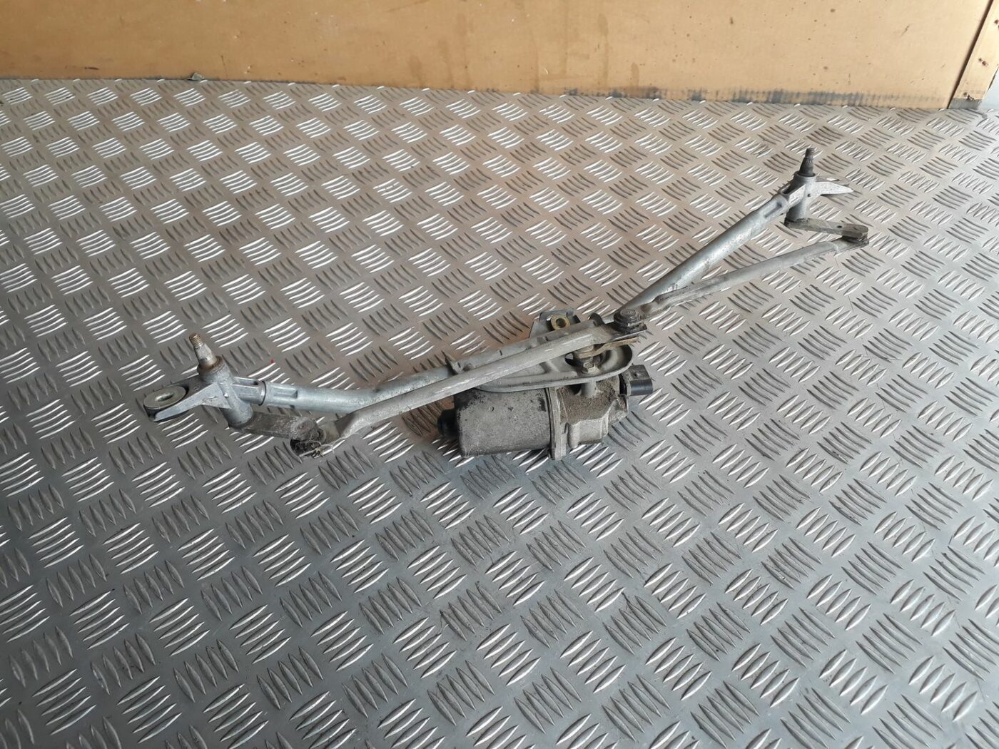 Vējstikla tīrīšanas mehānisms priekš AUDI A4 2000 AVANT 1 Vējstikla tīrīšanas mehānisms priekš AUDI A4 2000 AVANT