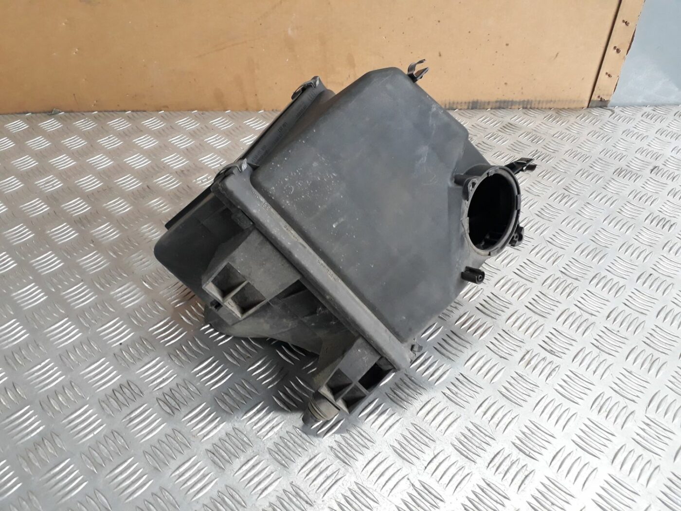 Gaisa filtra korpuss priekš AUDI A4 2000 AVANT 1 Gaisa filtra korpuss priekš AUDI A4 2000 AVANT