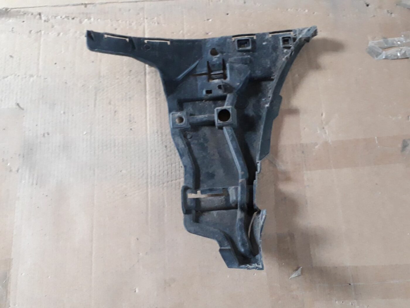 Priekšēja bufera labais kronšteins priekš VOLVO S60 2007 1 Priekšēja bufera labais kronšteins priekš VOLVO S60 2007