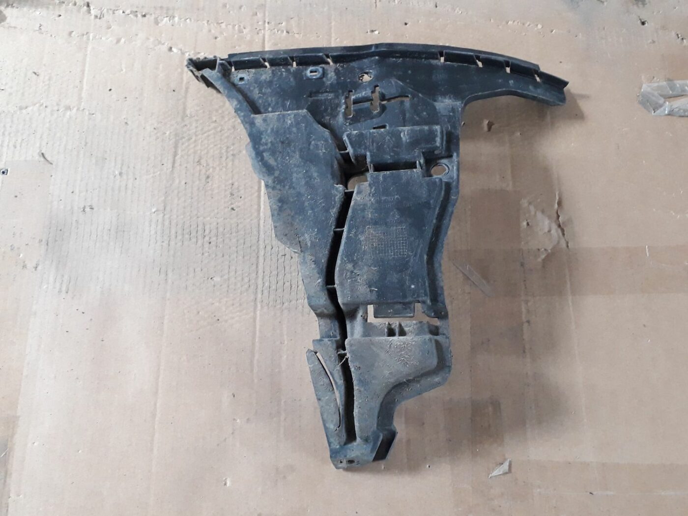 Priekšēja bufera labais kronšteins priekš VOLVO S60 2007 2 Priekšēja bufera labais kronšteins priekš VOLVO S60 2007