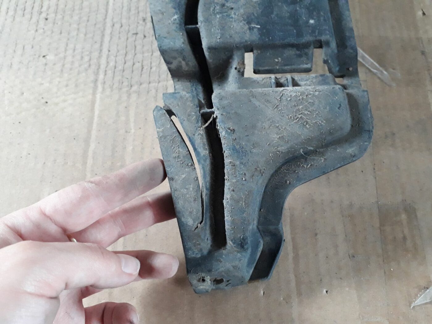 Priekšēja bufera labais kronšteins priekš VOLVO S60 2007 4 Priekšēja bufera labais kronšteins priekš VOLVO S60 2007