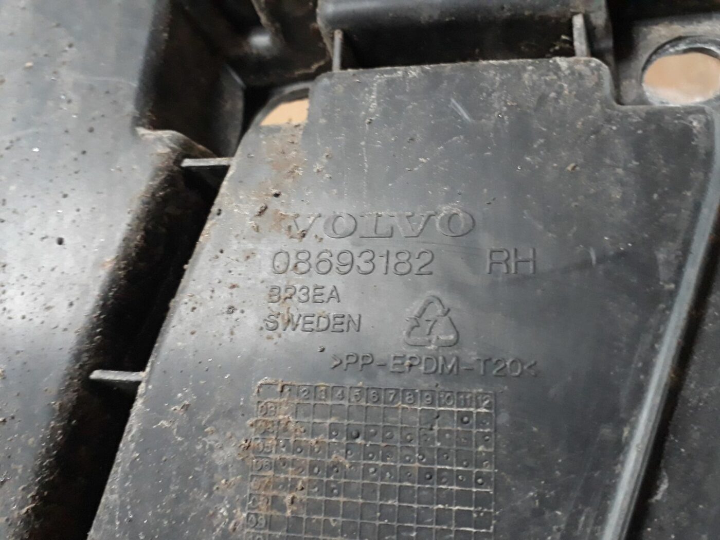 Priekšēja bufera labais kronšteins priekš VOLVO S60 2007 3 Priekšēja bufera labais kronšteins priekš VOLVO S60 2007