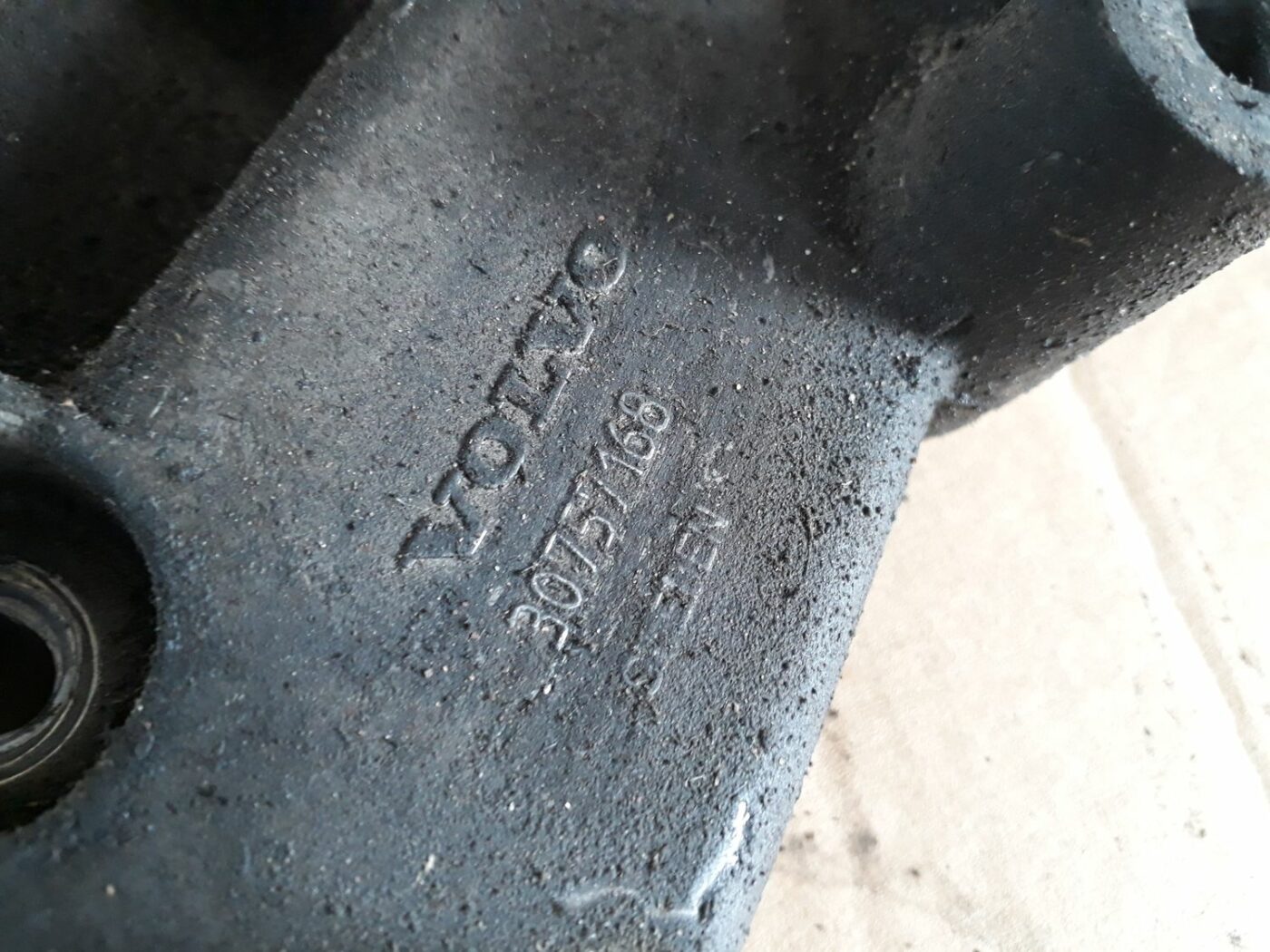 Dzinēja kronšteins priekš VOLVO S60 2007 3 Dzinēja kronšteins priekš VOLVO S60 2007